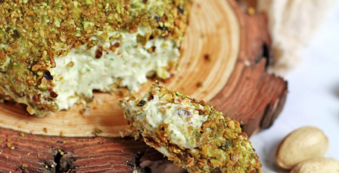 Bola de queijo e pistácios