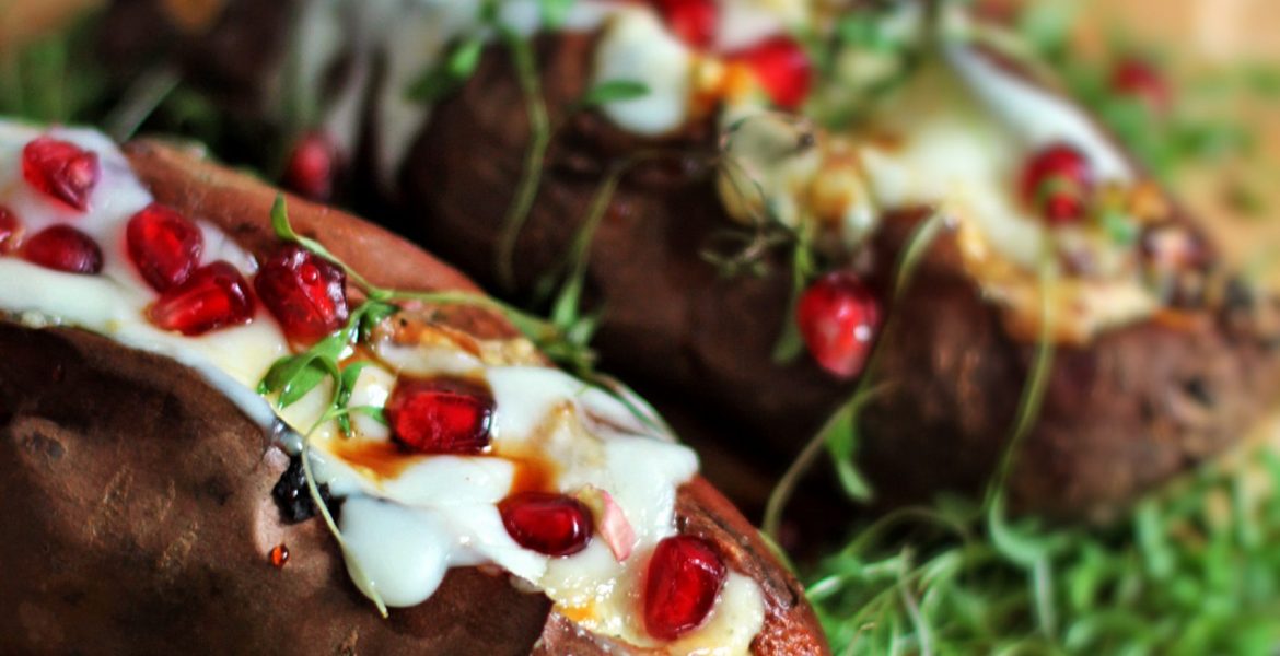 Batatas doces recheadas com queijo e romã
